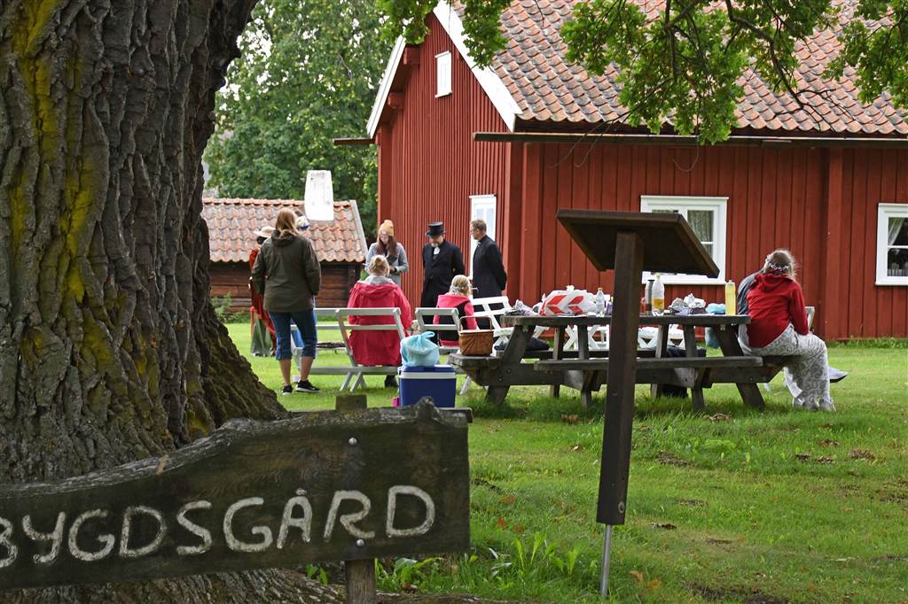 Veckorna innan föreställningarna repeterade man på plats i hembygdsparken
